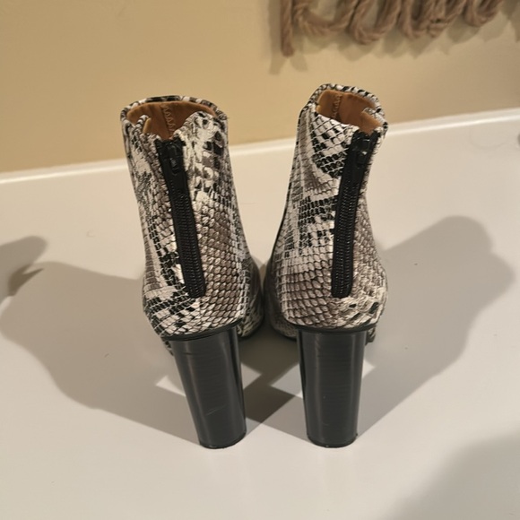 Qupid Black and White Snake Print High Heel Ankle Booties Size 8.5 - Picture 3 of 4
